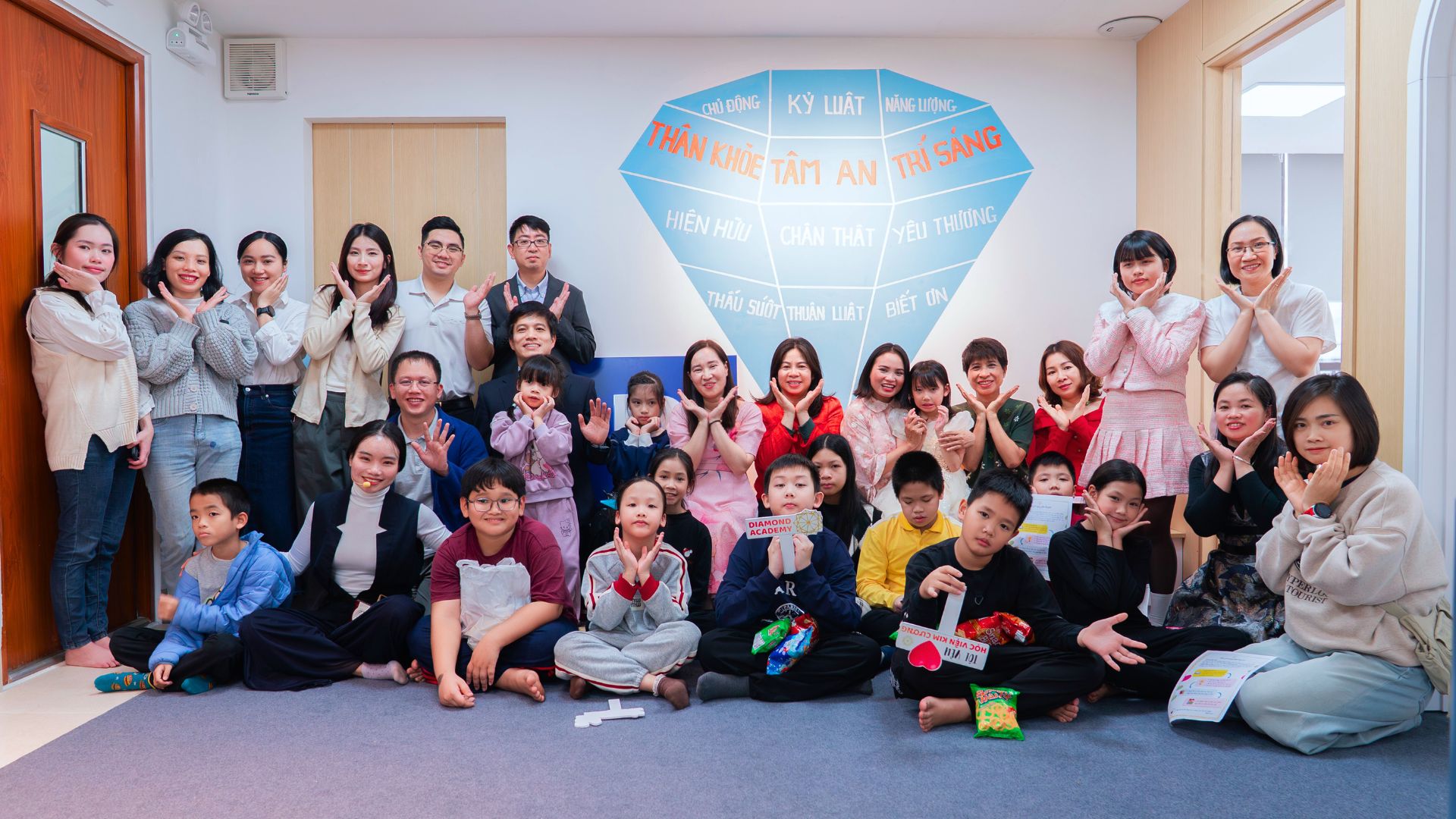 Chủ nhật rực rỡ: Hành trình kết nối yêu thương tại Học viện Kim Cương